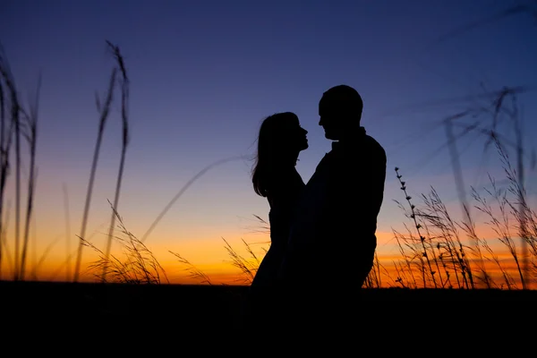 Ζευγάρι στο φόντο ηλιοβασίλεμα. — Φωτογραφία Αρχείου