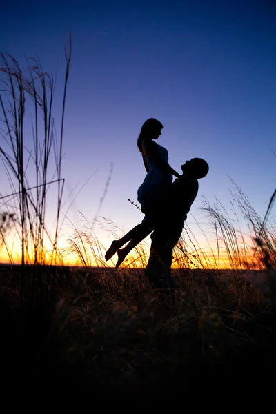 Couple sur le fond du coucher du soleil . — Photo