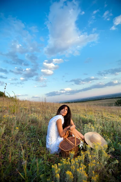 Donna Yong sullo sfondo dell'estate rurale — Foto Stock