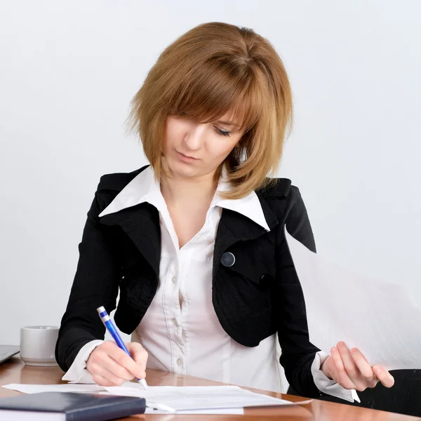 Бізнес-леді підписує документ в офісі — стокове фото
