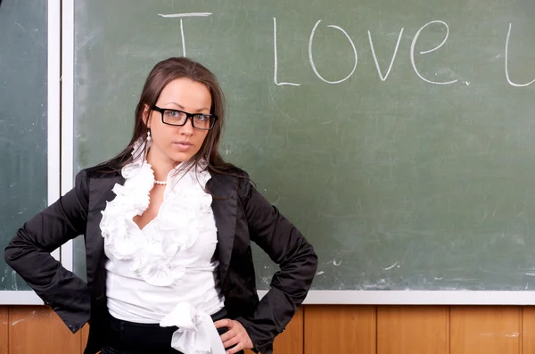 Retrato de professora atraente em uma sala de aula — Fotografia de Stock