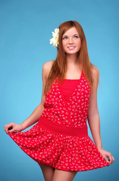 Schöne junge Frau mit Blume im Haar lizenzfreie Stockfotos
