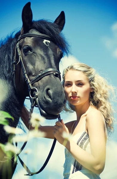Skönhet med häst — Stockfoto