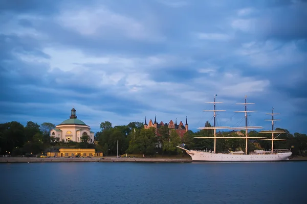 Stockholm natten quay — Stockfoto