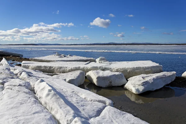 Il ghiaccio marino viene distrutto in primavera — Foto Stock