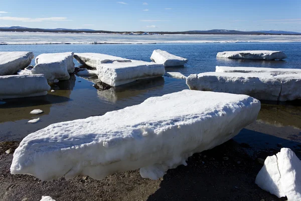 Морской лед разрушается весной — стоковое фото