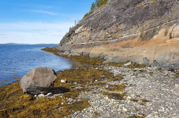 Roche de granit sur le rivage de la mer Blanche — Photo