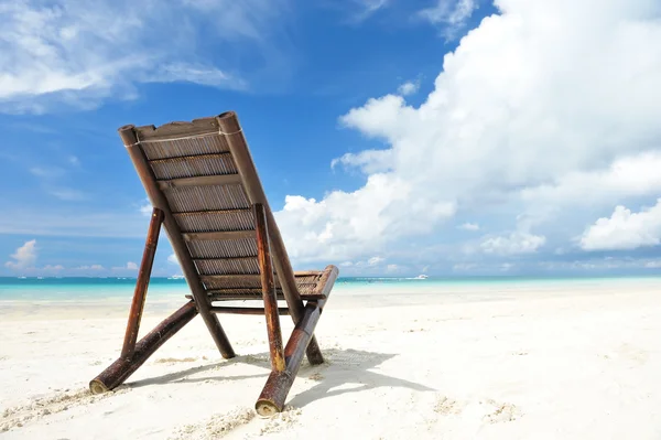 在海滩上的躺椅 — 图库照片