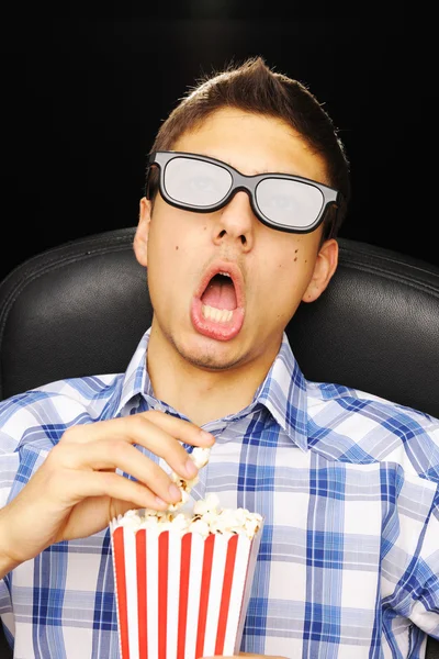 Junger Mann im Kino — Stockfoto