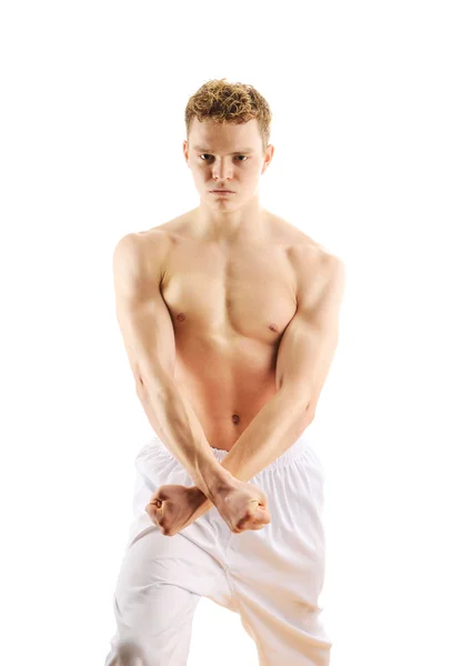 Hombre entrenamiento taekwondo — Foto de Stock