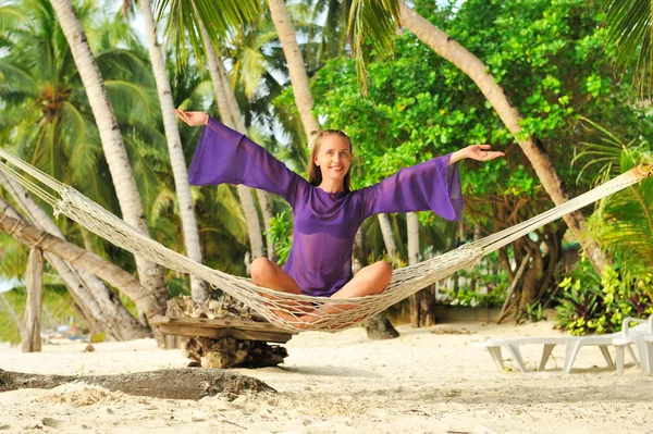 Vrouw in hangmat op beach — Stockfoto
