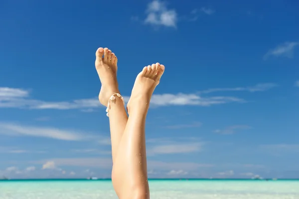 Nogi kobiet na plaży — Zdjęcie stockowe