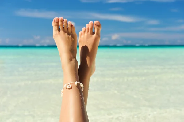 Τα πόδια των γυναικών σε μια παραλία — Φωτογραφία Αρχείου