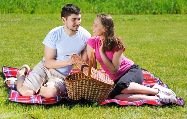 Пара на пикнике — стоковое фото