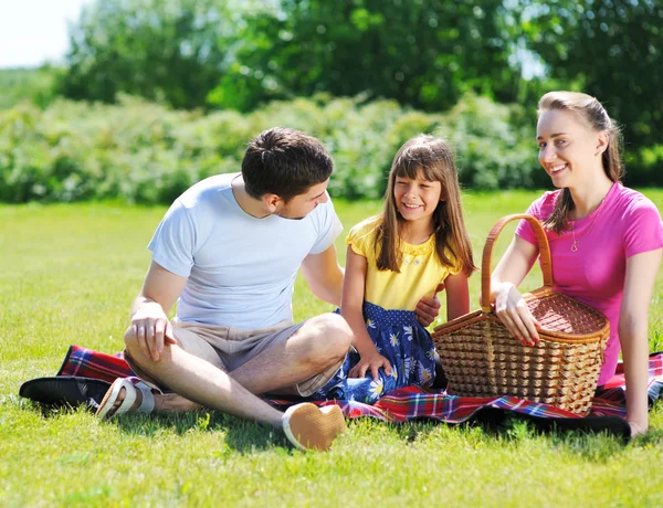Famiglia su picnic — Foto Stock