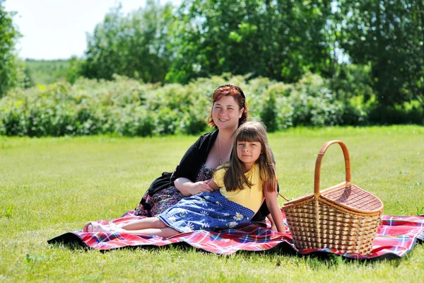 Familie op picknick — Stockfoto