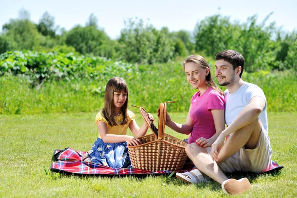 Rodziny na piknik — Zdjęcie stockowe
