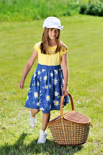Girl with picnic basket — Stock Photo, Image