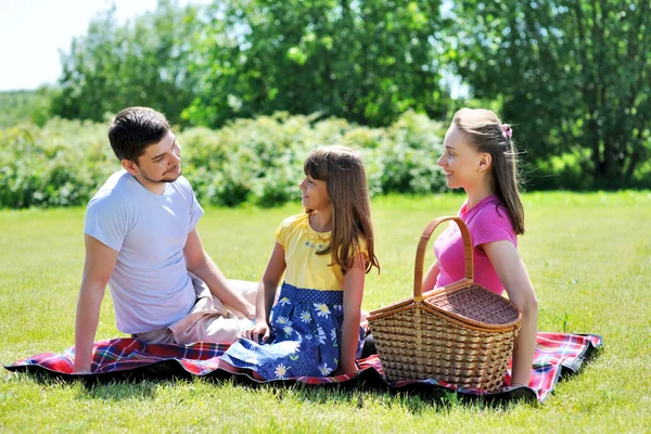 Familjen på picknick — Stockfoto