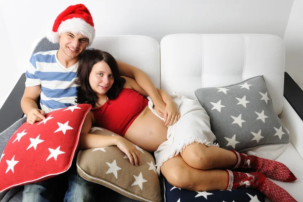 Coppia incinta a Natale — Foto Stock