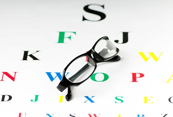 Optické čtecí brýle na zrak stůl — Stock fotografie