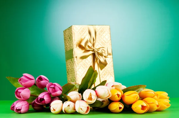 Oslava koncept - dárkový box a Tulipán květy — Stock fotografie