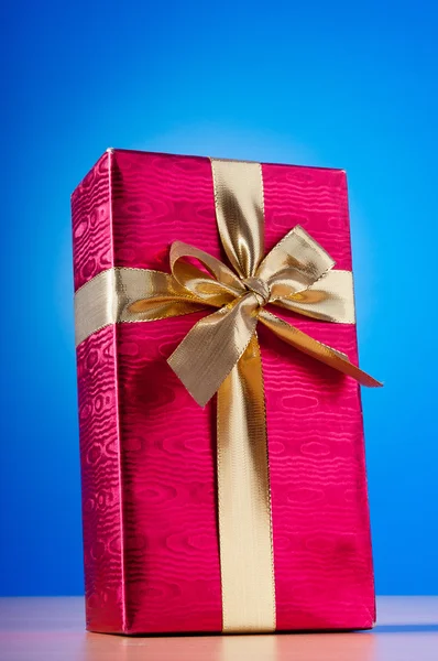 Concept de célébration - Boîte cadeau sur fond coloré — Photo
