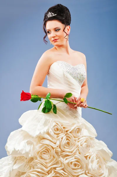Krásná nevěsta s růží v studio natáčení — Stock fotografie