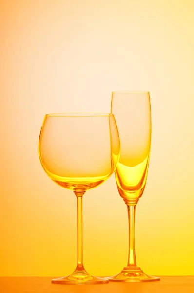 Sklenice na víno proti barevných přechodů — Stock fotografie