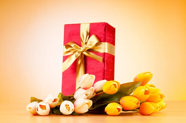 Ünneplés koncepció - ajándék doboz és tulipán virágok — Stock Fotó