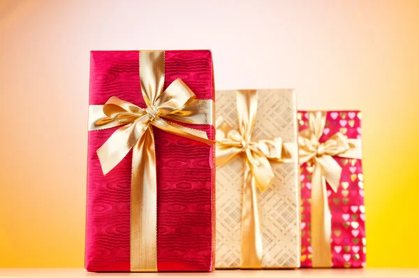 Festkonzept - Geschenkbox vor buntem Hintergrund — Stockfoto
