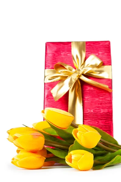 Γιορτή έννοια - δώρο κουτί και τουλίπα λουλούδια — Φωτογραφία Αρχείου