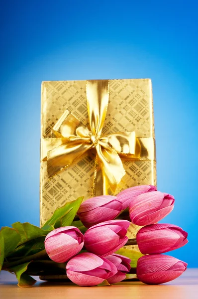 Viering concept - geschenk doos en tulp bloemen — Stockfoto