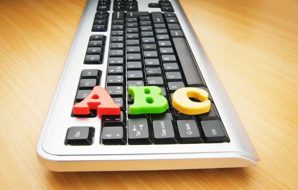 Концепция раннего образования с клавиатурой и буквами — стоковое фото