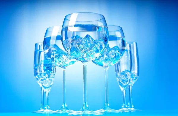 Wasser im Glas gegen Gradienten-Hintergrund — Stockfoto