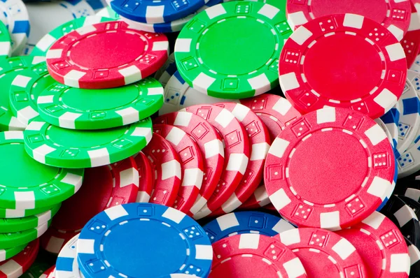 Pila di varie fiches da casinò - concetto di gioco d'azzardo — Foto Stock