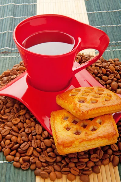 Tasse Kaffee mit vielen Bohnen — Stockfoto