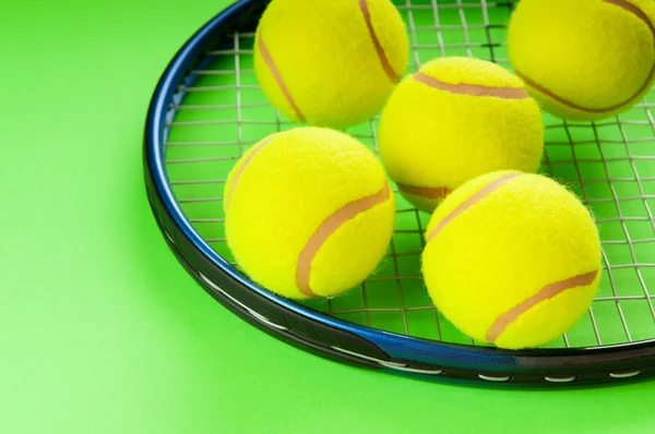Теннисная концепция с мячами и ракеткой — стоковое фото