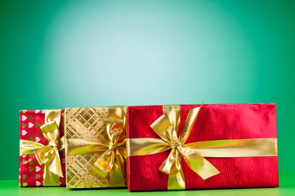 Концепція святкування - подарункова коробка на барвистому фоні — стокове фото