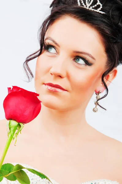 Pięknej narzeczonej z różą w studio strzelanina — Zdjęcie stockowe