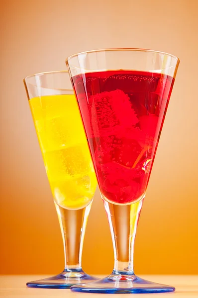 Färgstark cocktail i glas — Stockfoto