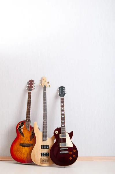 Conceito musical com guitarra de madeira — Fotografia de Stock
