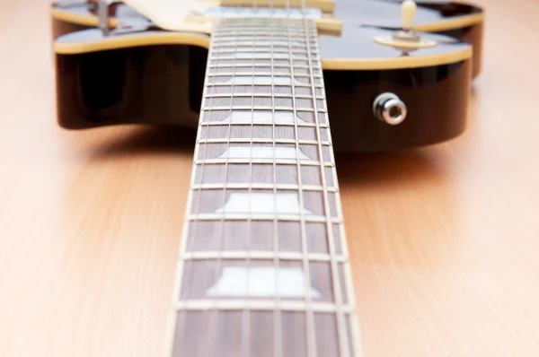 Conceito musical com guitarra de madeira — Fotografia de Stock