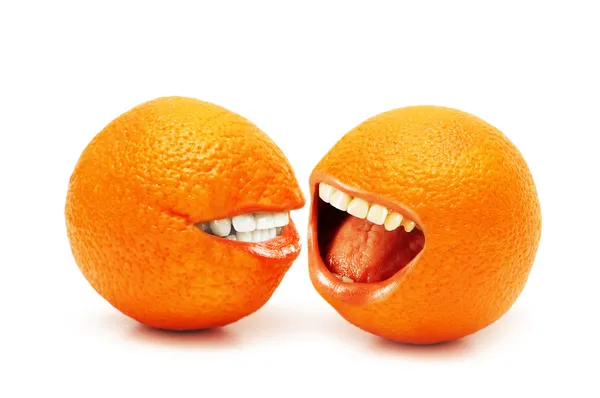 Δύο πορτοκάλια που απομονώνονται σε λευκό φόντο — Φωτογραφία Αρχείου