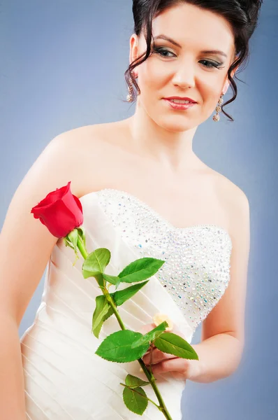 Vackra brud med rose i studio fotografering — Stockfoto