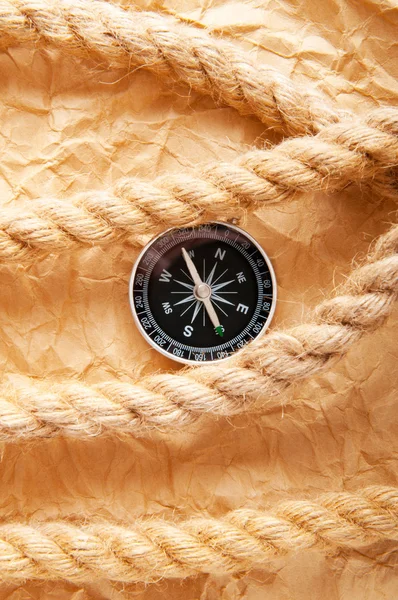 Kompas en touw in reizen en avontuur concept — Stockfoto
