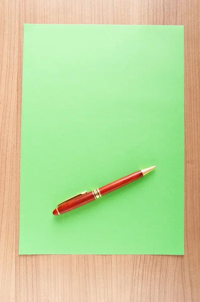 Sfondo carta con penna — Foto Stock