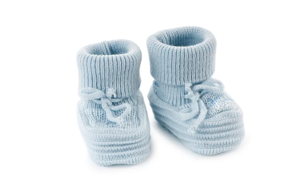 Sapatos de bebê tecidos isolados no fundo branco — Fotografia de Stock