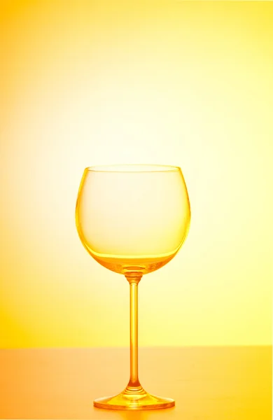 Bicchieri di vino sullo sfondo sfumato — Foto Stock