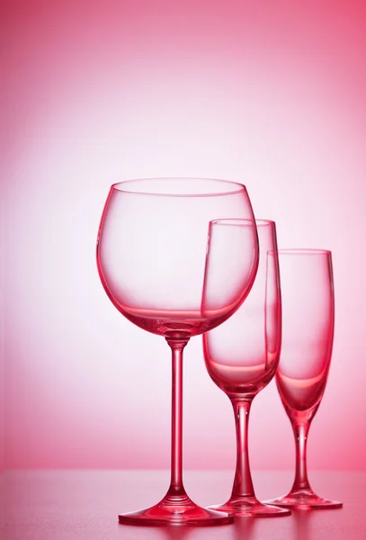 Kieliszki do wina przeciw tło gradientowe — Zdjęcie stockowe